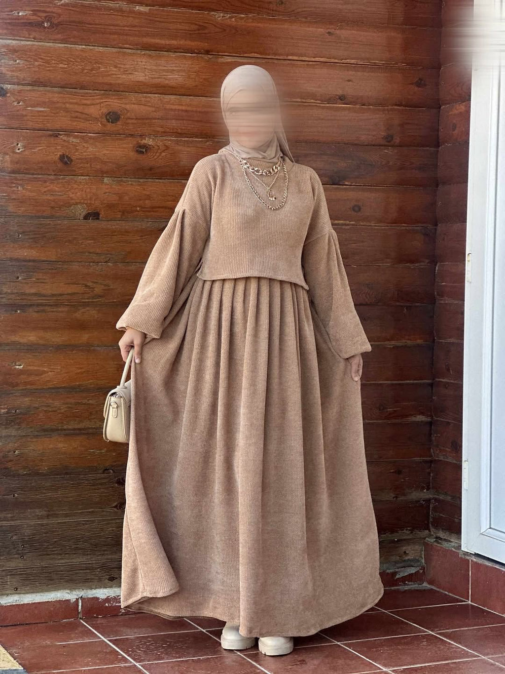 بدلة قطعتين للمحجبات بلمسة مخملية